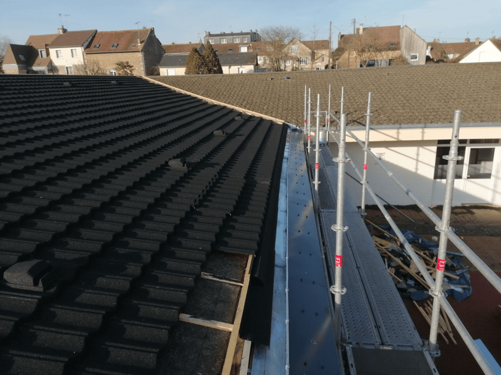 Mise en place de gouttières en zinc